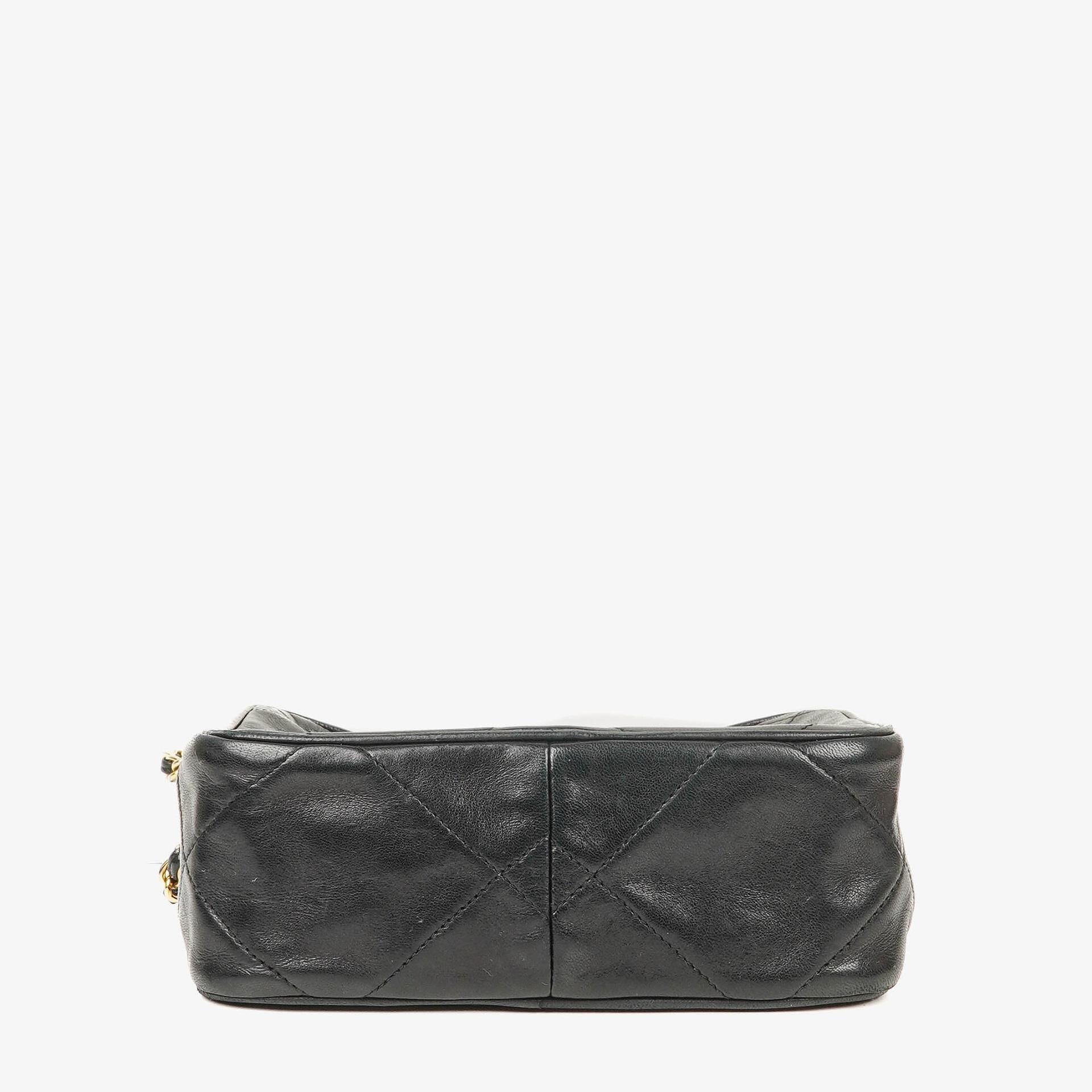 Chanel Kleine Camera Umhängetasche aus schwarzem Leder mit Quaste