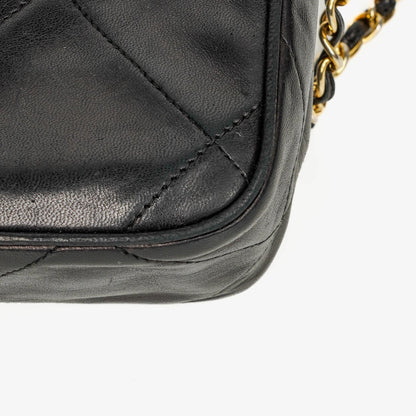 Chanel Kleine Camera Umhängetasche aus schwarzem Leder mit Quaste