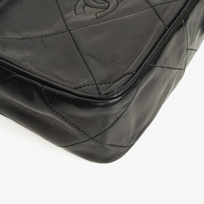 Chanel Kleine Camera Umhängetasche aus schwarzem Leder mit Quaste