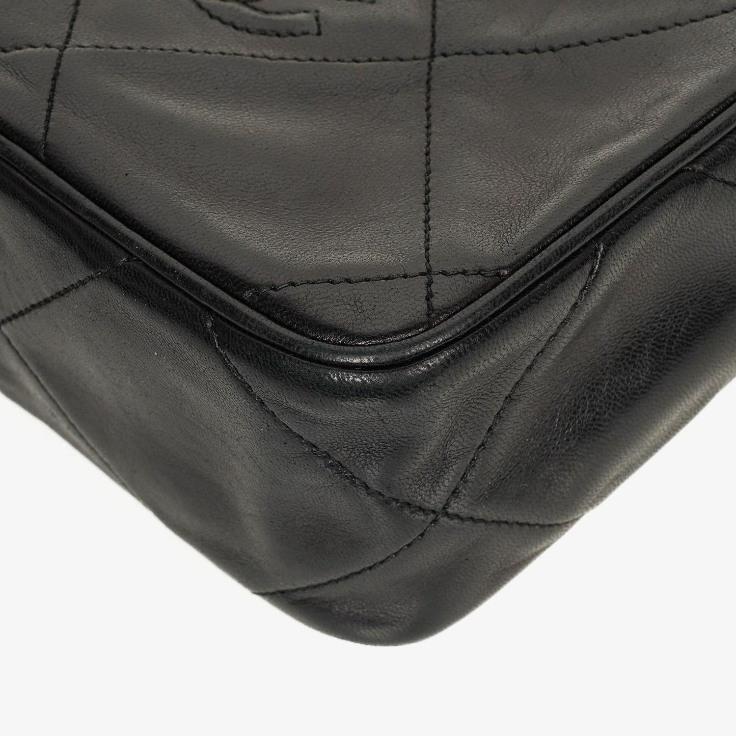 Chanel Kleine Camera Umhängetasche aus schwarzem Leder mit Quaste
