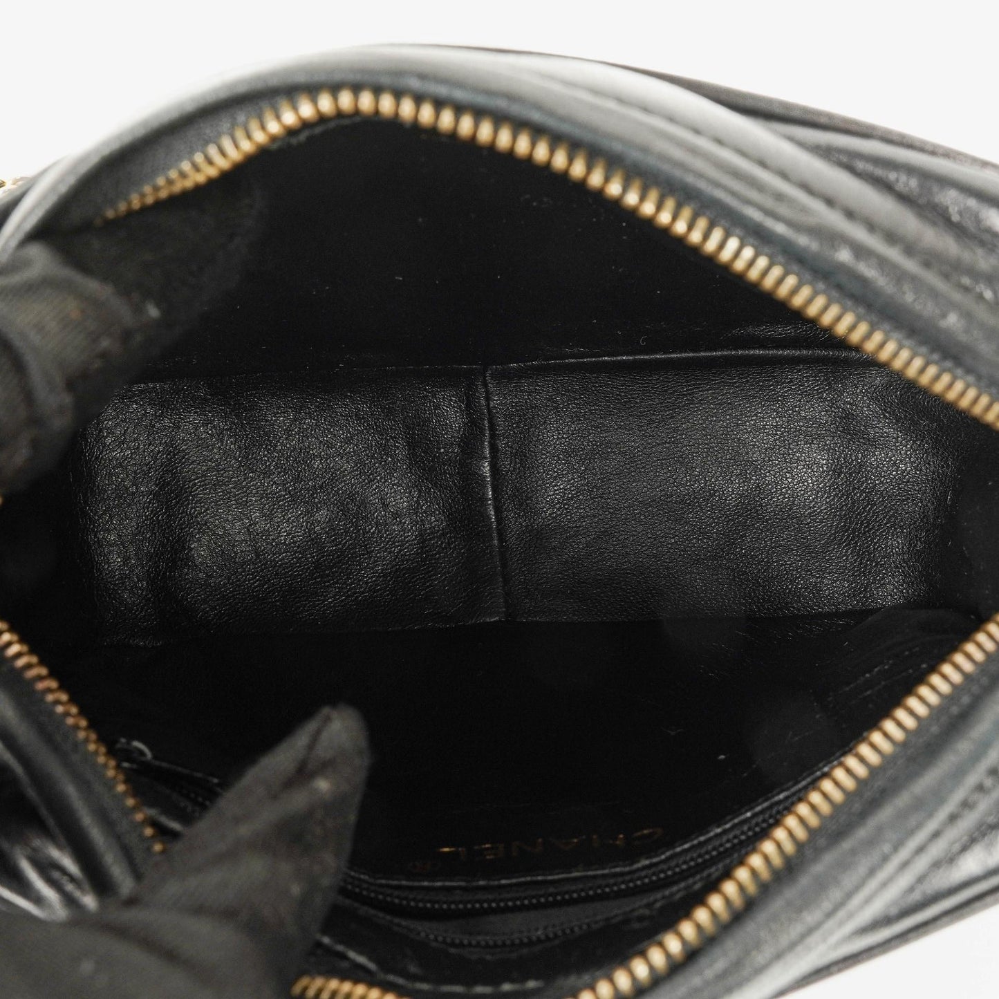 Chanel Kleine Camera Umhängetasche aus schwarzem Leder mit Quaste