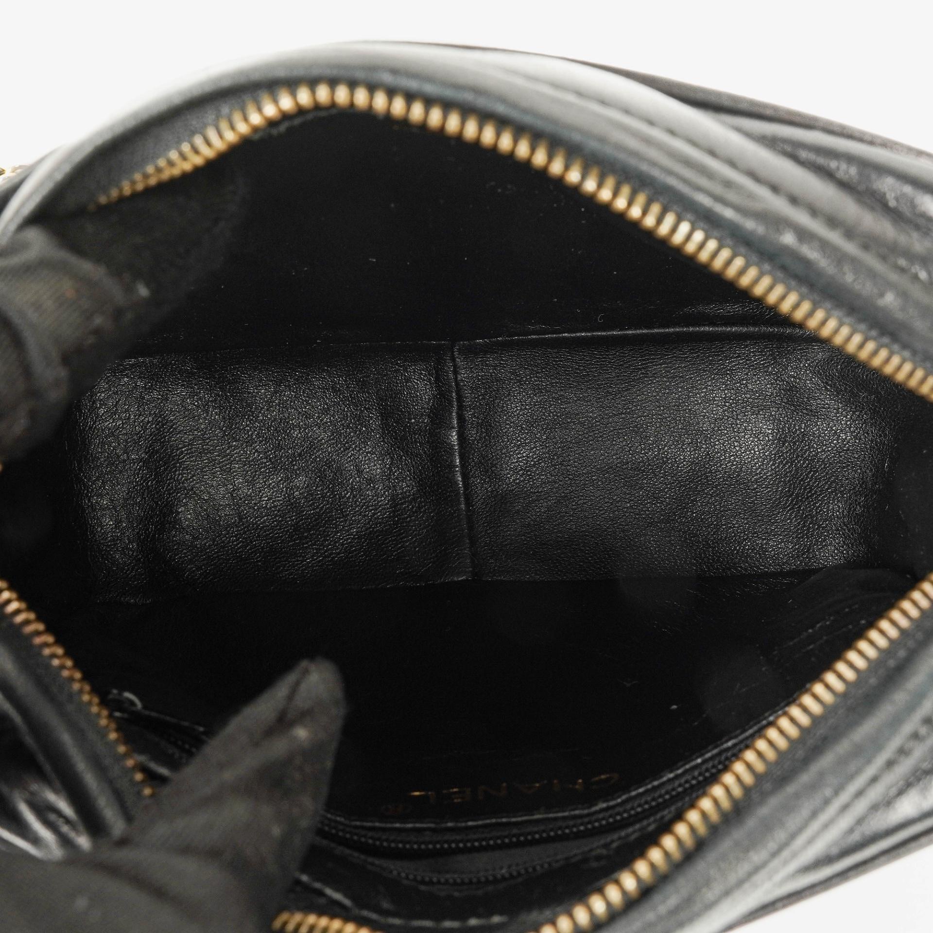 Chanel Kleine Camera Umhängetasche aus schwarzem Leder mit Quaste