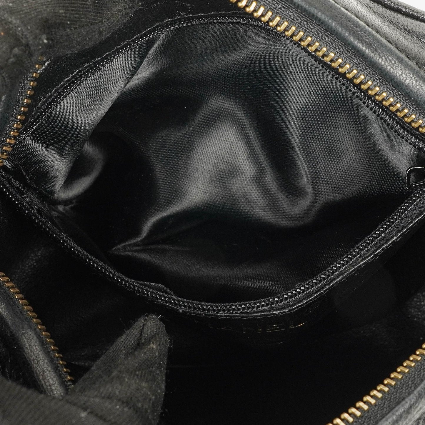 Chanel Kleine Camera Umhängetasche aus schwarzem Leder mit Quaste