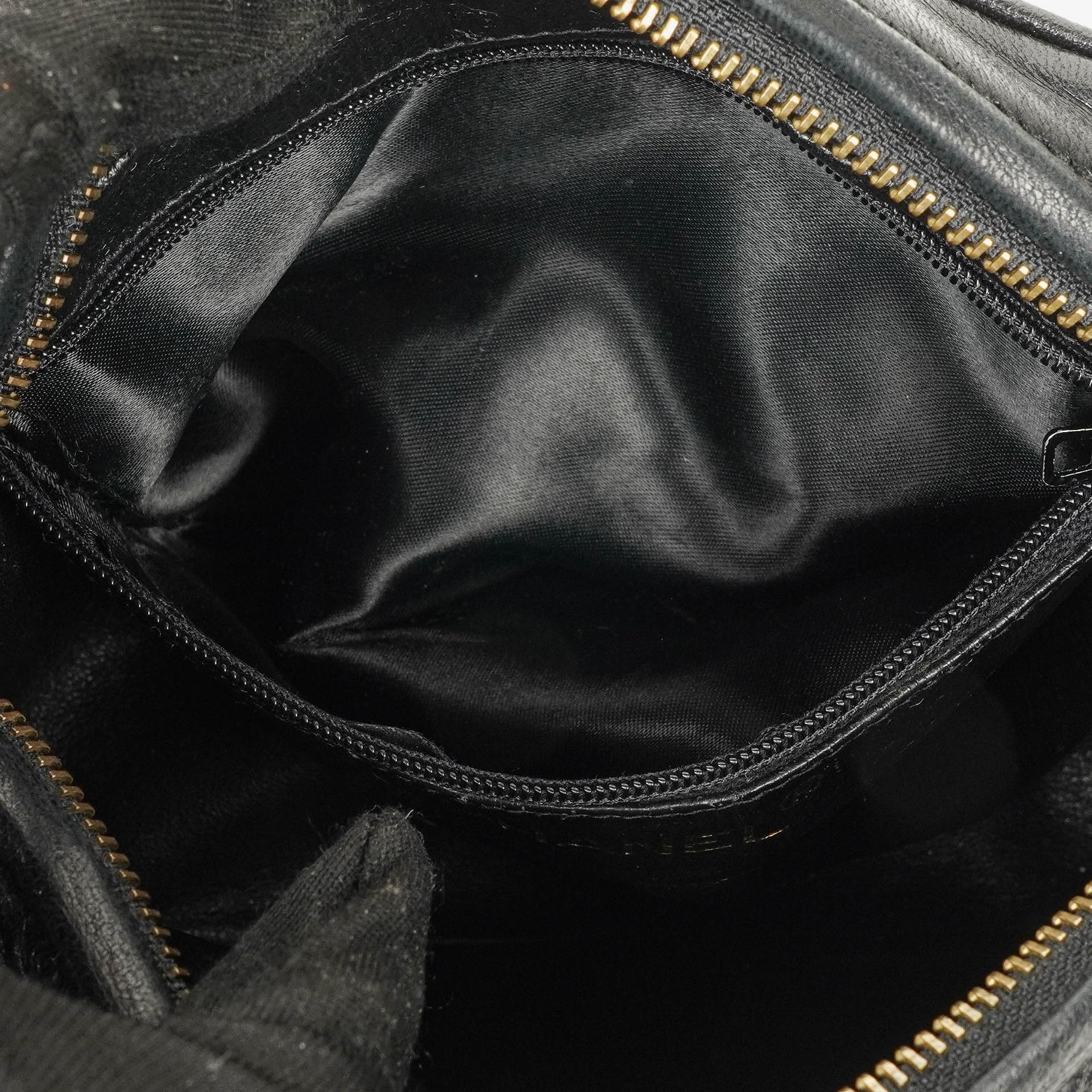 Chanel Kleine Camera Umhängetasche aus schwarzem Leder mit Quaste