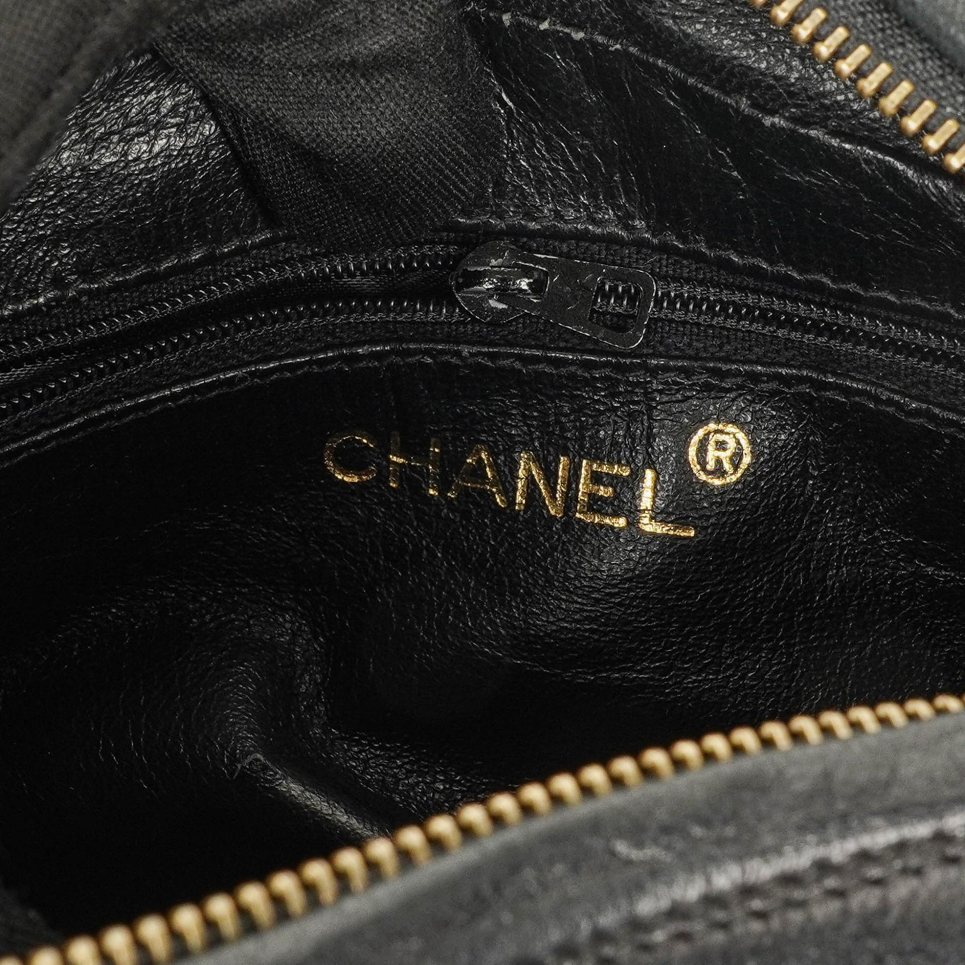 Chanel Kleine Camera Umhängetasche aus schwarzem Leder mit Quaste