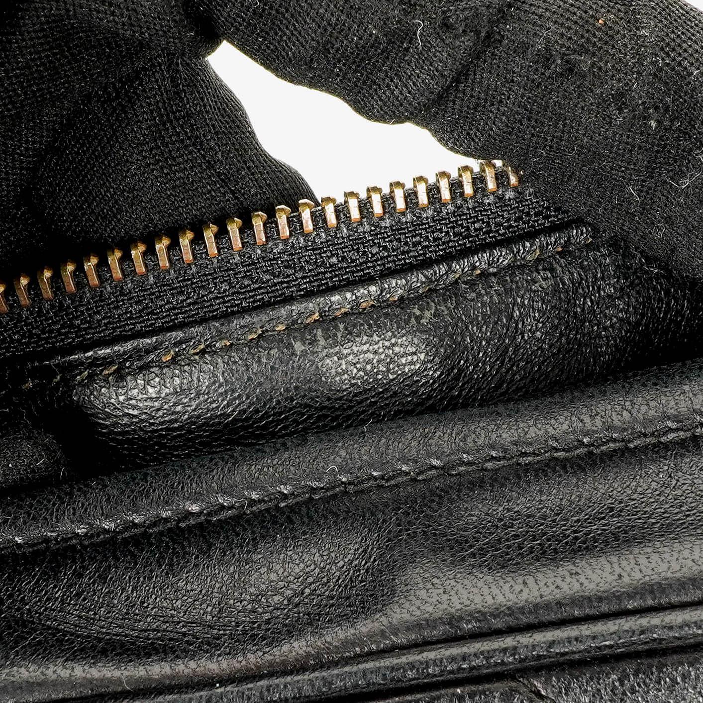 Chanel Kleine Camera Umhängetasche aus schwarzem Leder mit Quaste