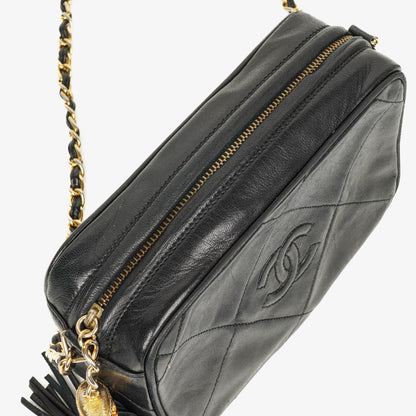 Chanel Kleine Camera Umhängetasche aus schwarzem Leder mit Quaste