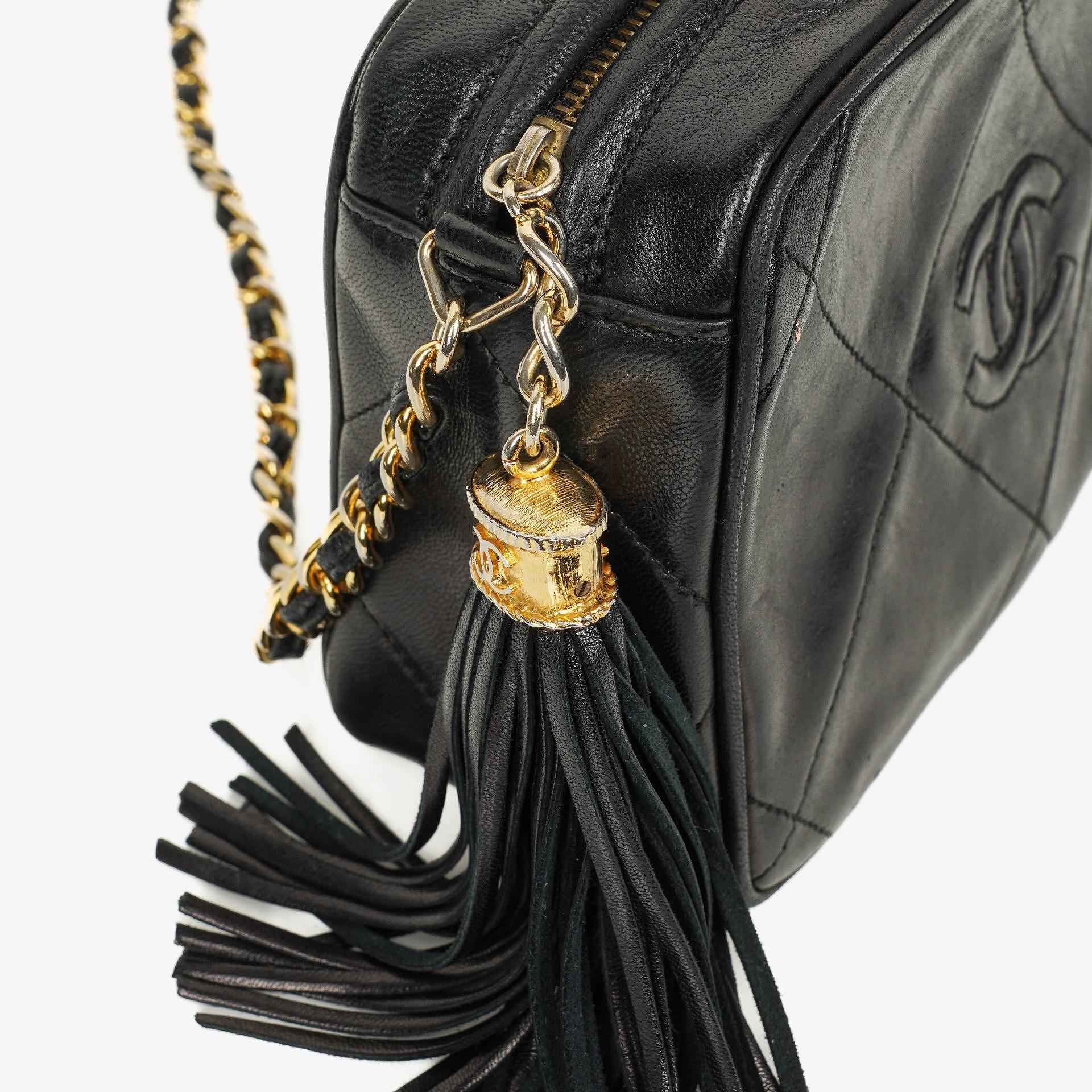 Chanel Kleine Camera Umhängetasche aus schwarzem Leder mit Quaste