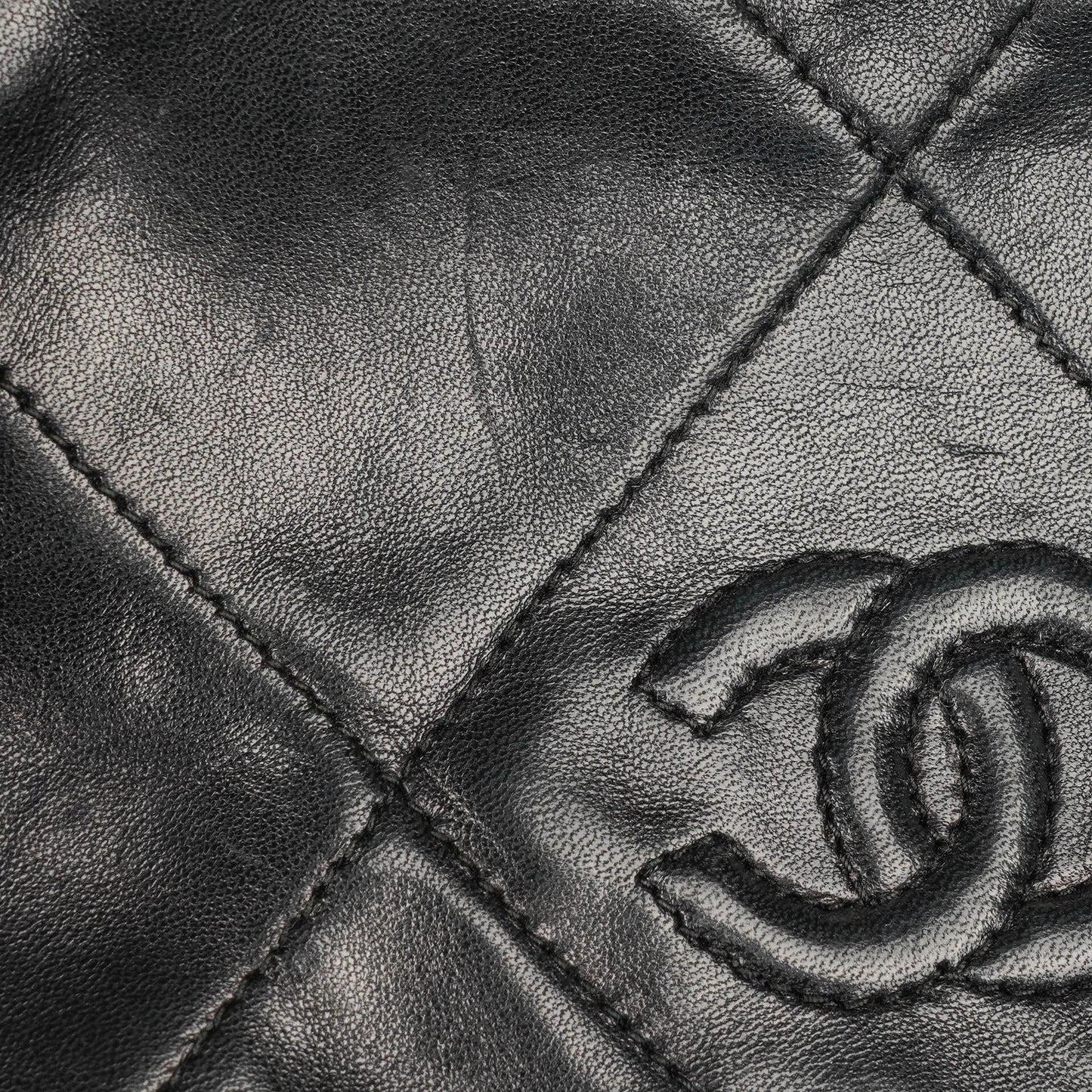Chanel Kleine Camera Umhängetasche aus schwarzem Leder mit Quaste