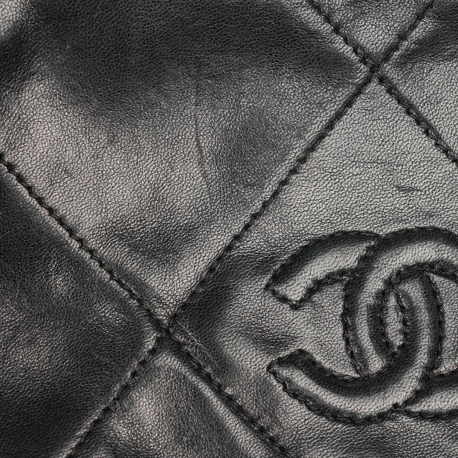 Chanel Kleine Camera Umhängetasche aus schwarzem Leder mit Quaste