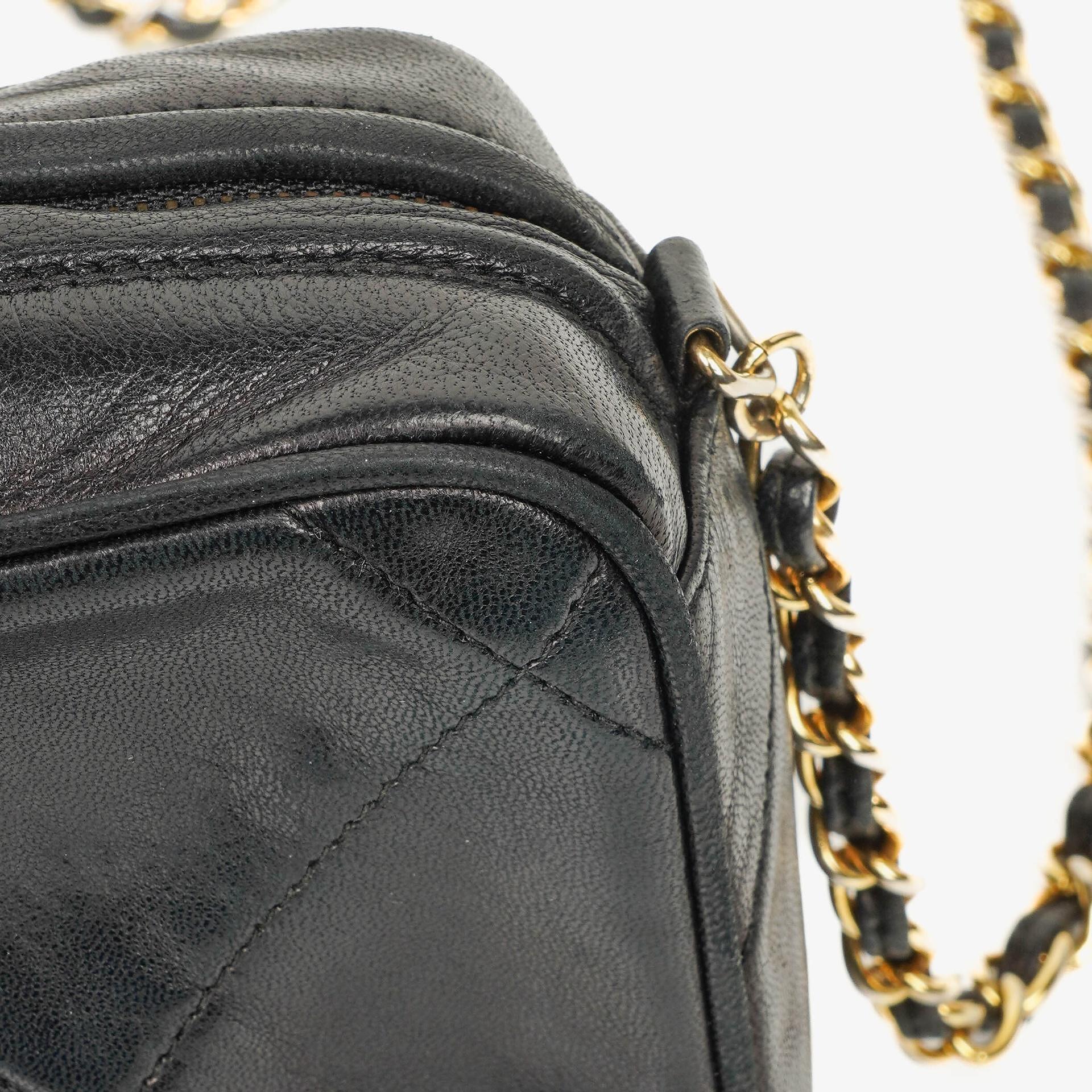 Chanel Kleine Camera Umhängetasche aus schwarzem Leder mit Quaste