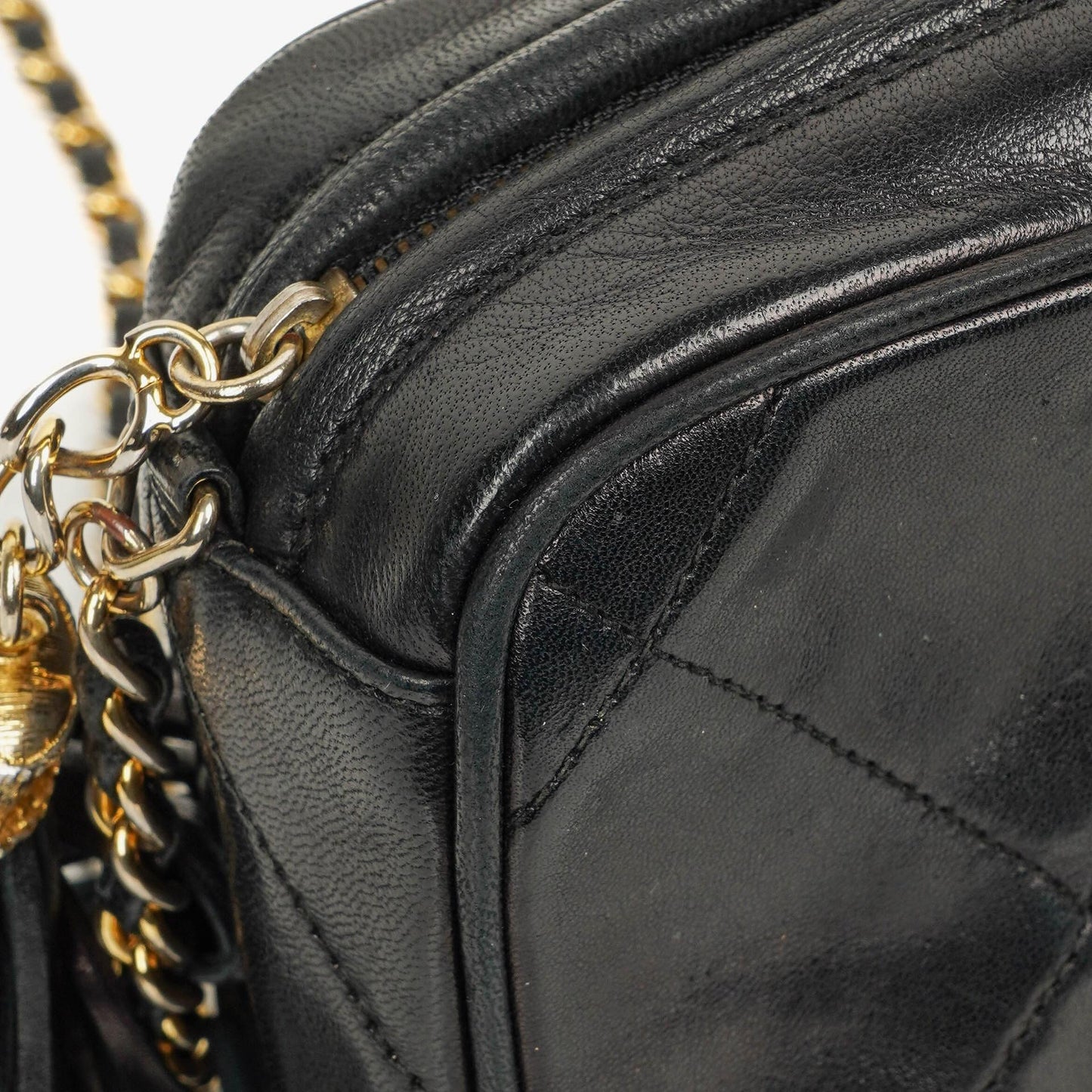 Chanel Kleine Camera Umhängetasche aus schwarzem Leder mit Quaste