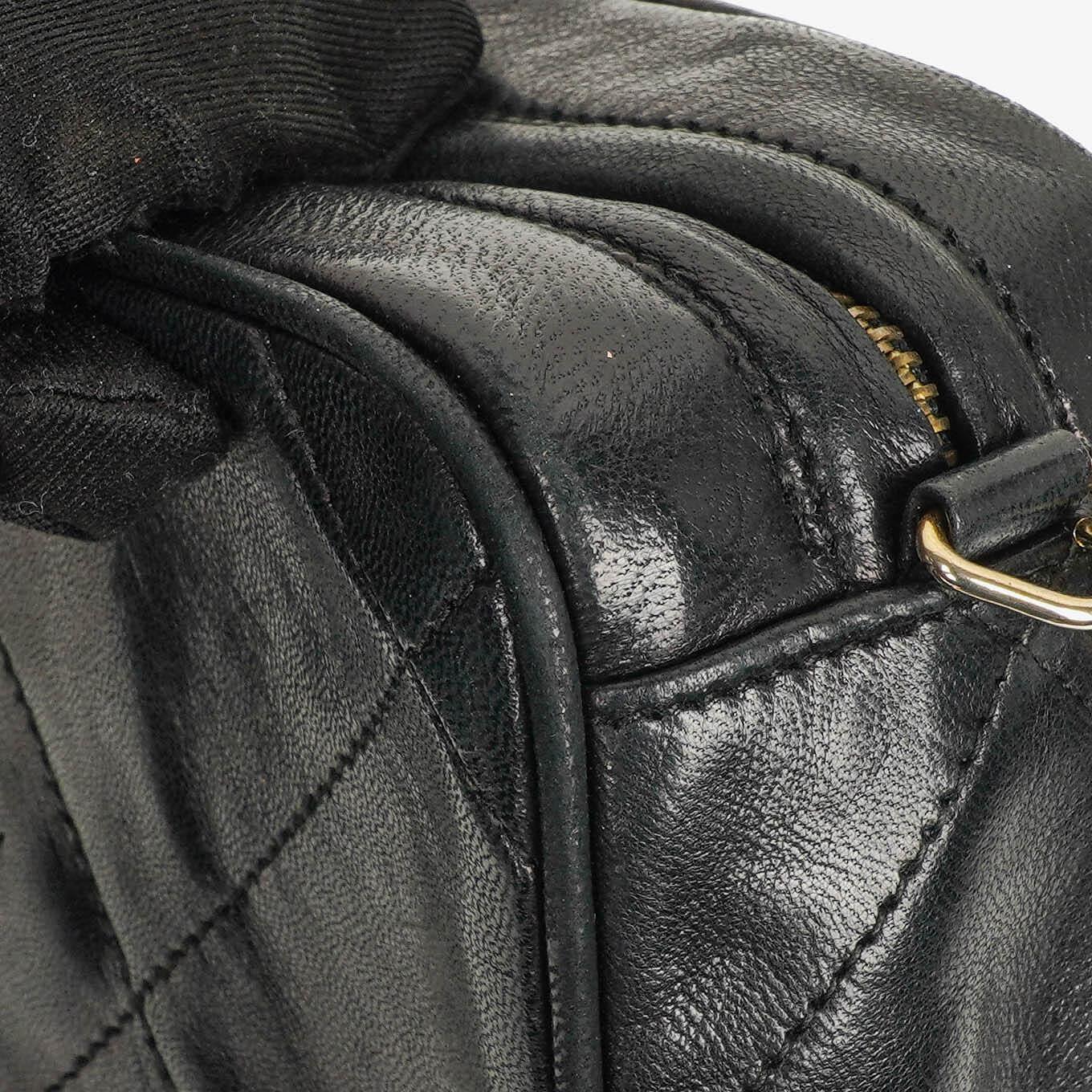 Chanel Kleine Camera Umhängetasche aus schwarzem Leder mit Quaste