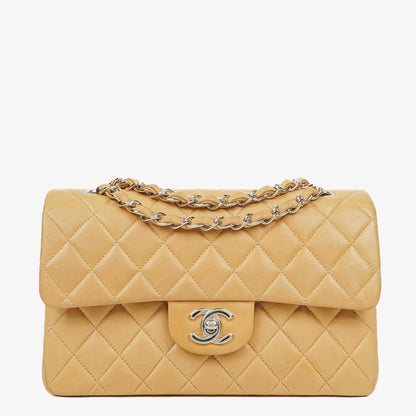 Chanel kleine Classic Double Flap Tasche aus beigem gestepptem Lammleder mit silberfarbener Hardware