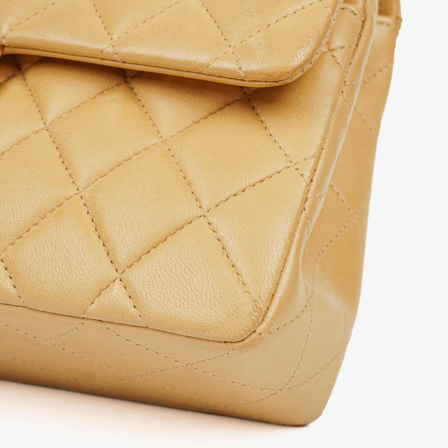 Chanel kleine Classic Double Flap Tasche aus beigem gestepptem Lammleder mit silberfarbener Hardware