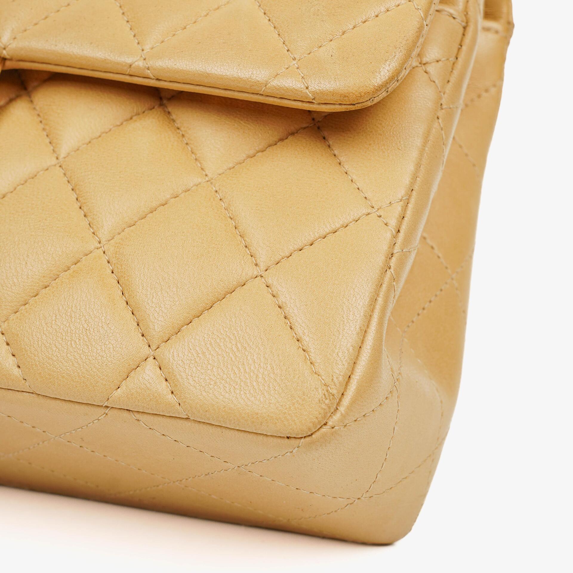 Chanel kleine Classic Double Flap Tasche aus beigem gestepptem Lammleder mit silberfarbener Hardware
