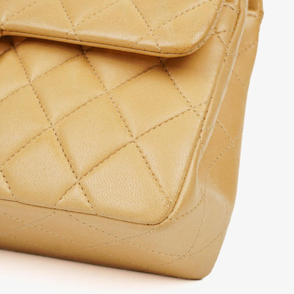 Chanel kleine Classic Double Flap Tasche aus beigem gestepptem Lammleder mit silberfarbener Hardware