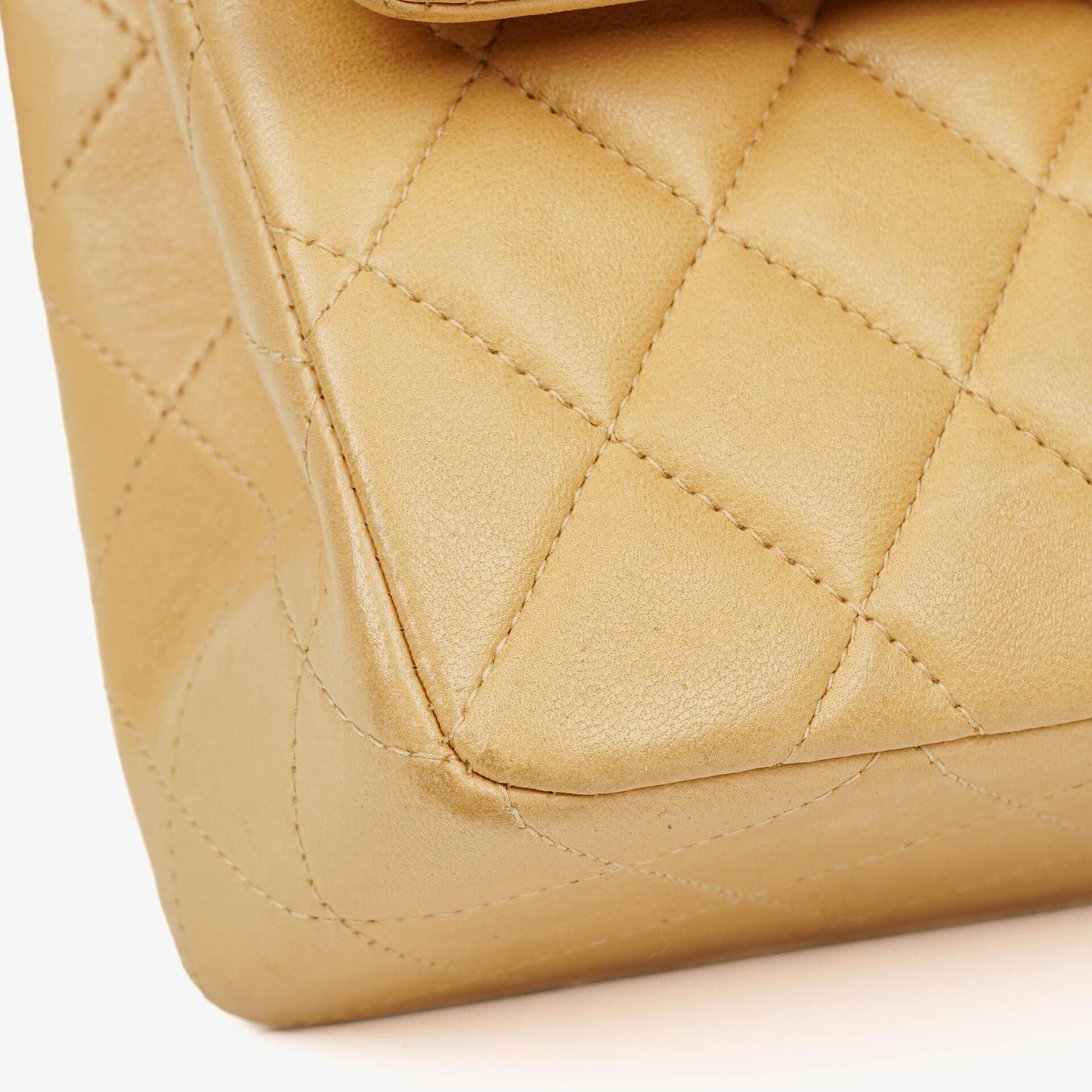 Chanel kleine Classic Double Flap Tasche aus beigem gestepptem Lammleder mit silberfarbener Hardware