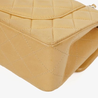 Chanel kleine Classic Double Flap Tasche aus beigem gestepptem Lammleder mit silberfarbener Hardware