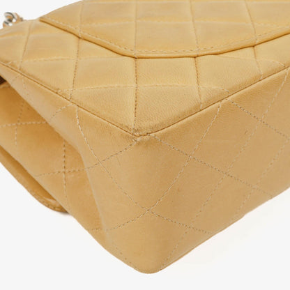 Chanel kleine Classic Double Flap Tasche aus beigem gestepptem Lammleder mit silberfarbener Hardware