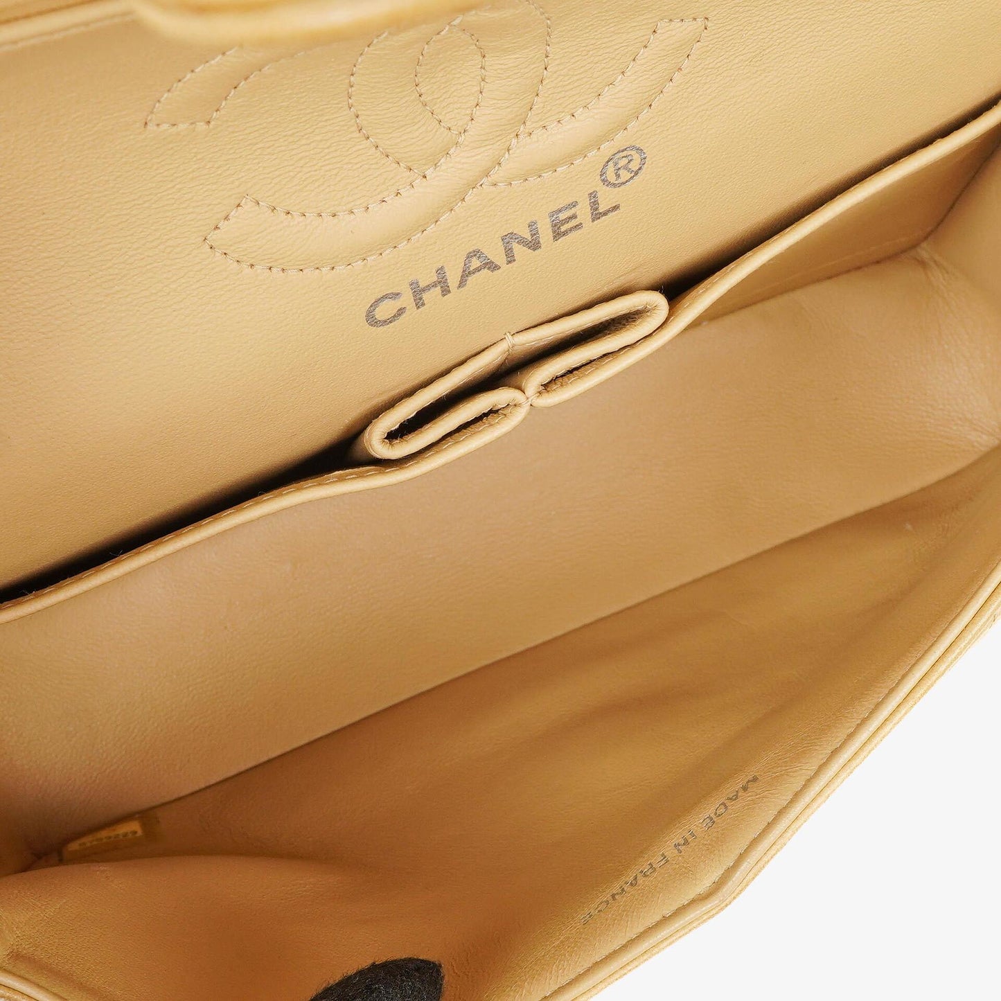 Chanel kleine Classic Double Flap Tasche aus beigem gestepptem Lammleder mit silberfarbener Hardware