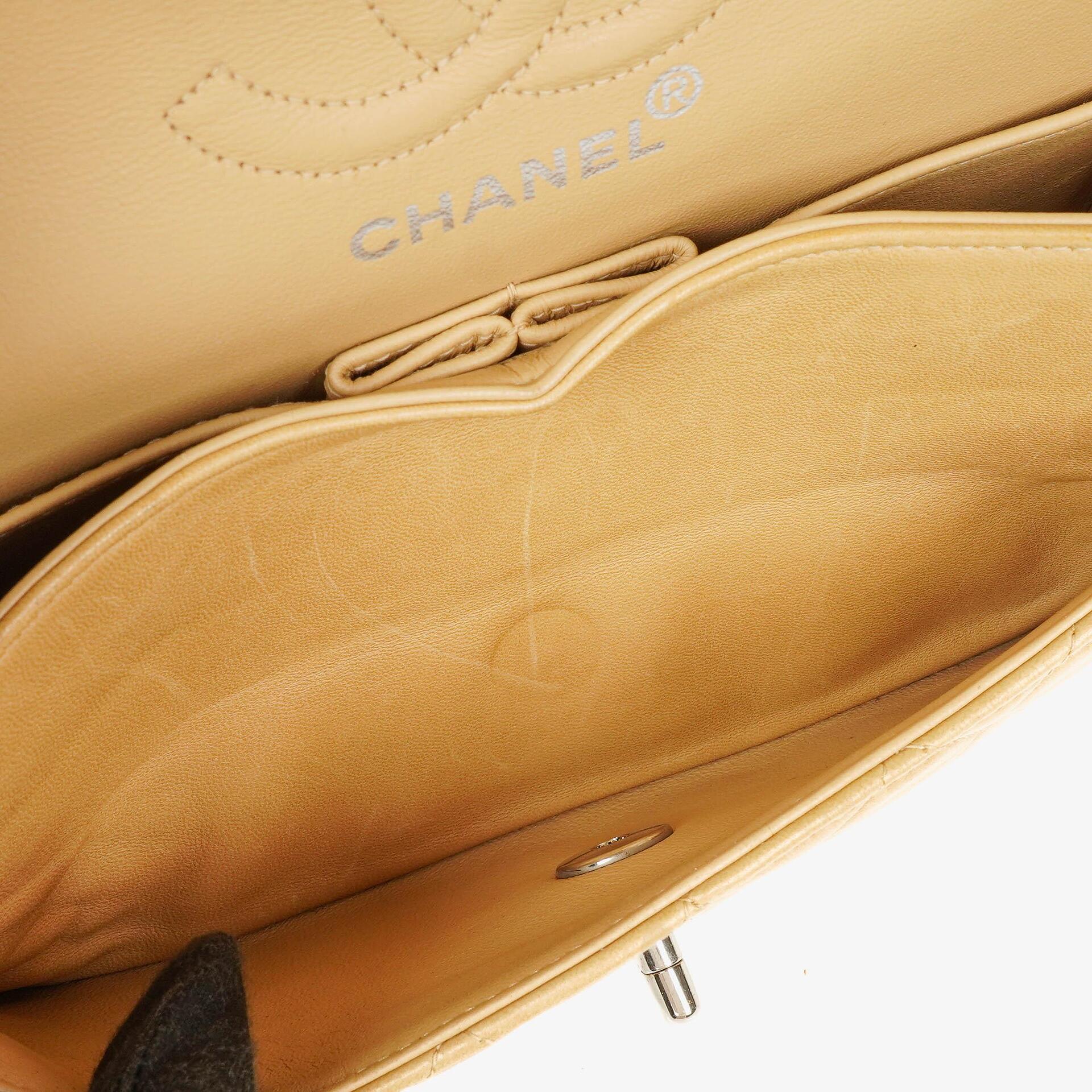 Chanel kleine Classic Double Flap Tasche aus beigem gestepptem Lammleder mit silberfarbener Hardware