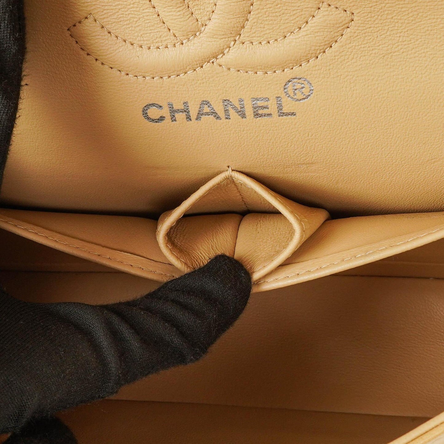 Chanel kleine Classic Double Flap Tasche aus beigem gestepptem Lammleder mit silberfarbener Hardware