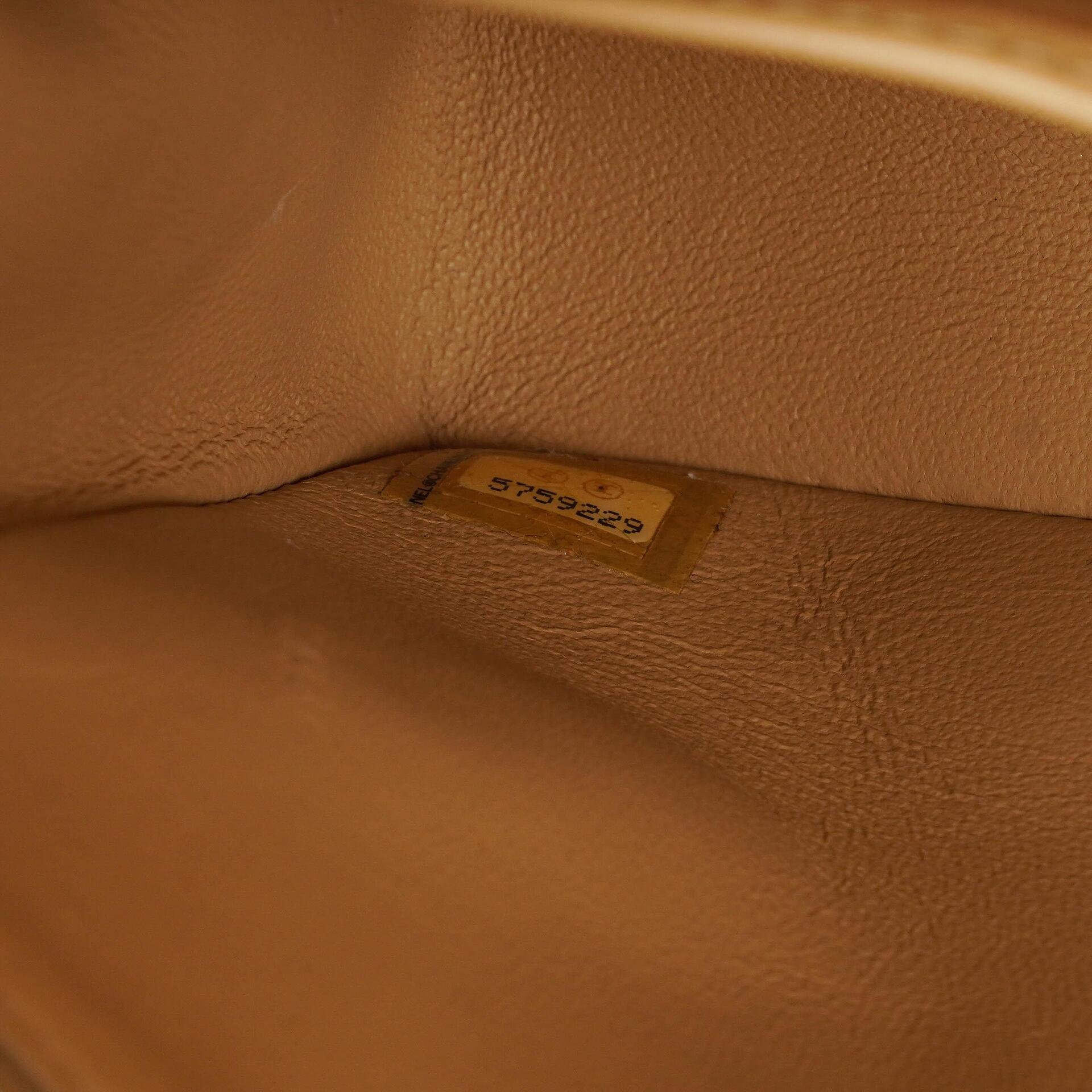 Chanel kleine Classic Double Flap Tasche aus beigem gestepptem Lammleder mit silberfarbener Hardware
