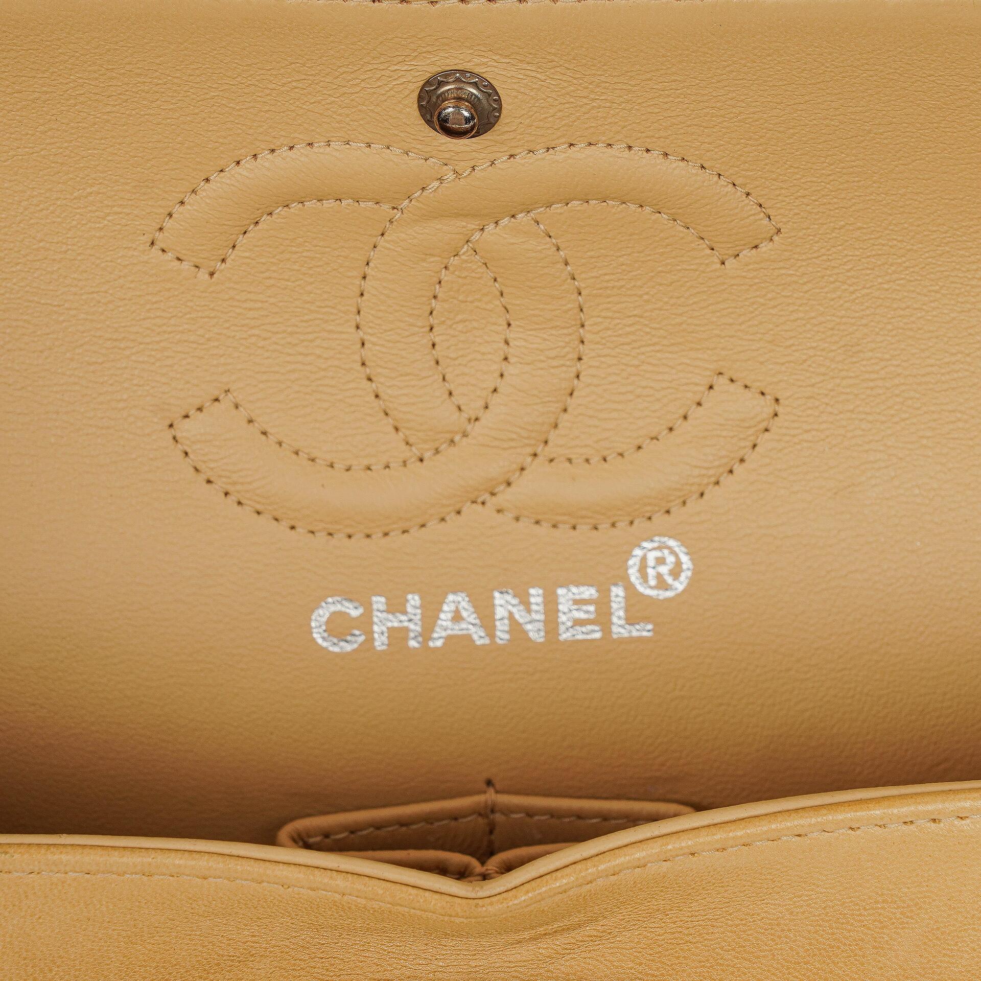 Chanel kleine Classic Double Flap Tasche aus beigem gestepptem Lammleder mit silberfarbener Hardware