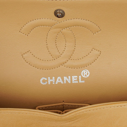 Chanel kleine Classic Double Flap Tasche aus beigem gestepptem Lammleder mit silberfarbener Hardware