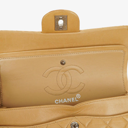 Chanel kleine Classic Double Flap Tasche aus beigem gestepptem Lammleder mit silberfarbener Hardware