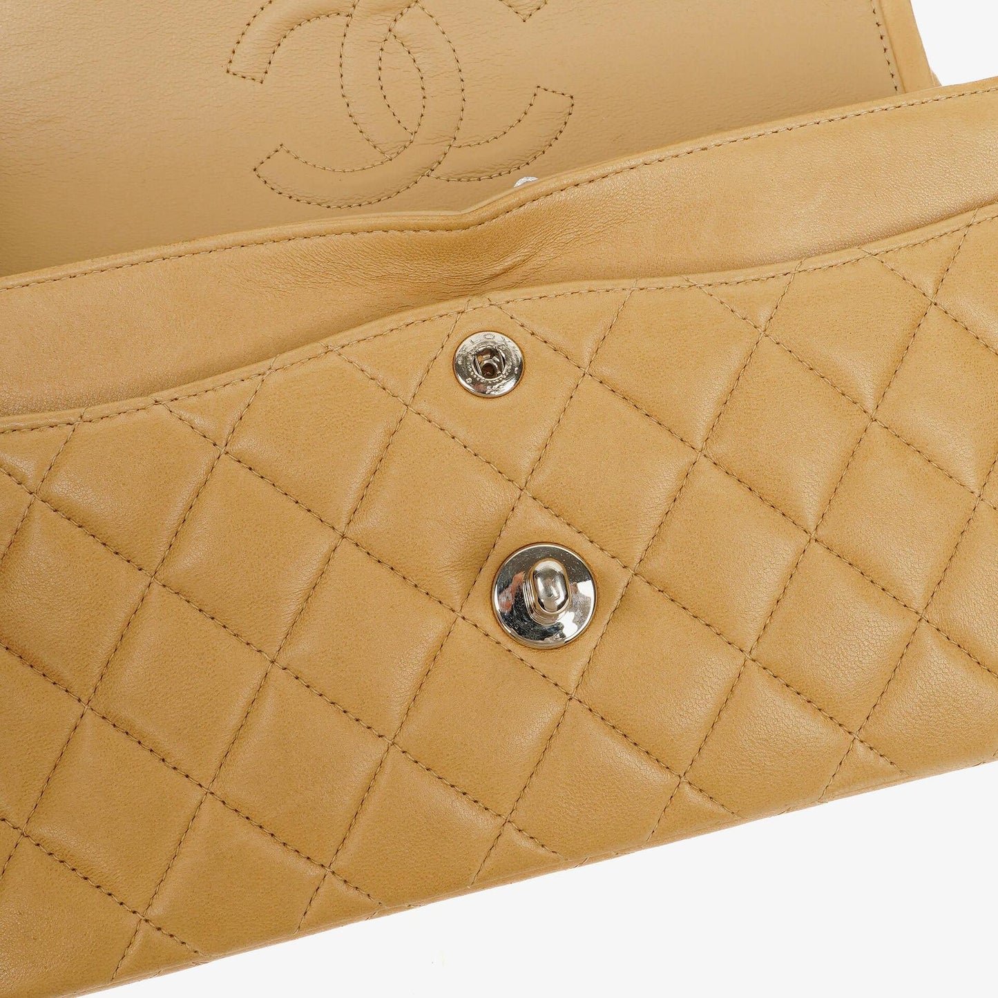Chanel kleine Classic Double Flap Tasche aus beigem gestepptem Lammleder mit silberfarbener Hardware
