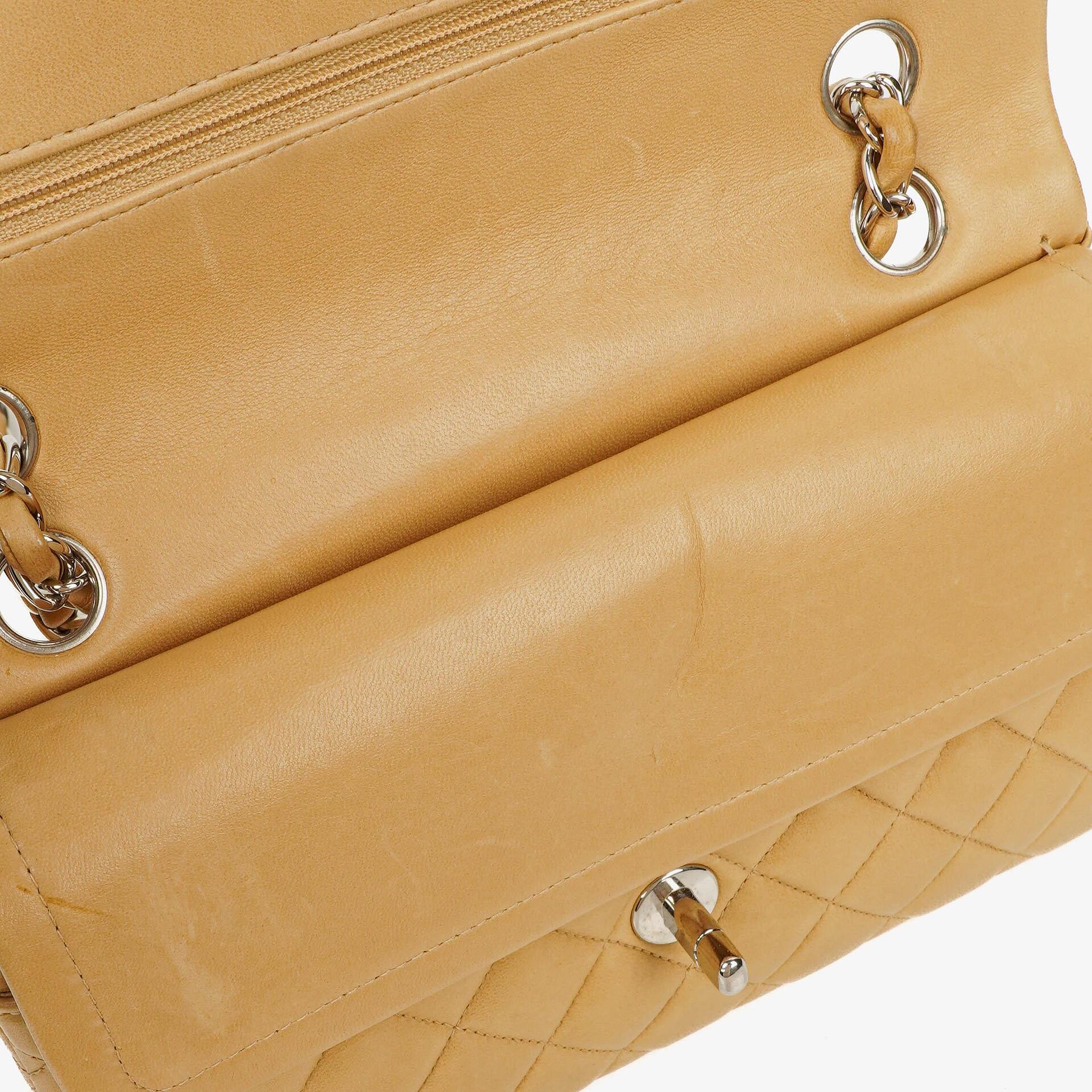 Chanel kleine Classic Double Flap Tasche aus beigem gestepptem Lammleder mit silberfarbener Hardware