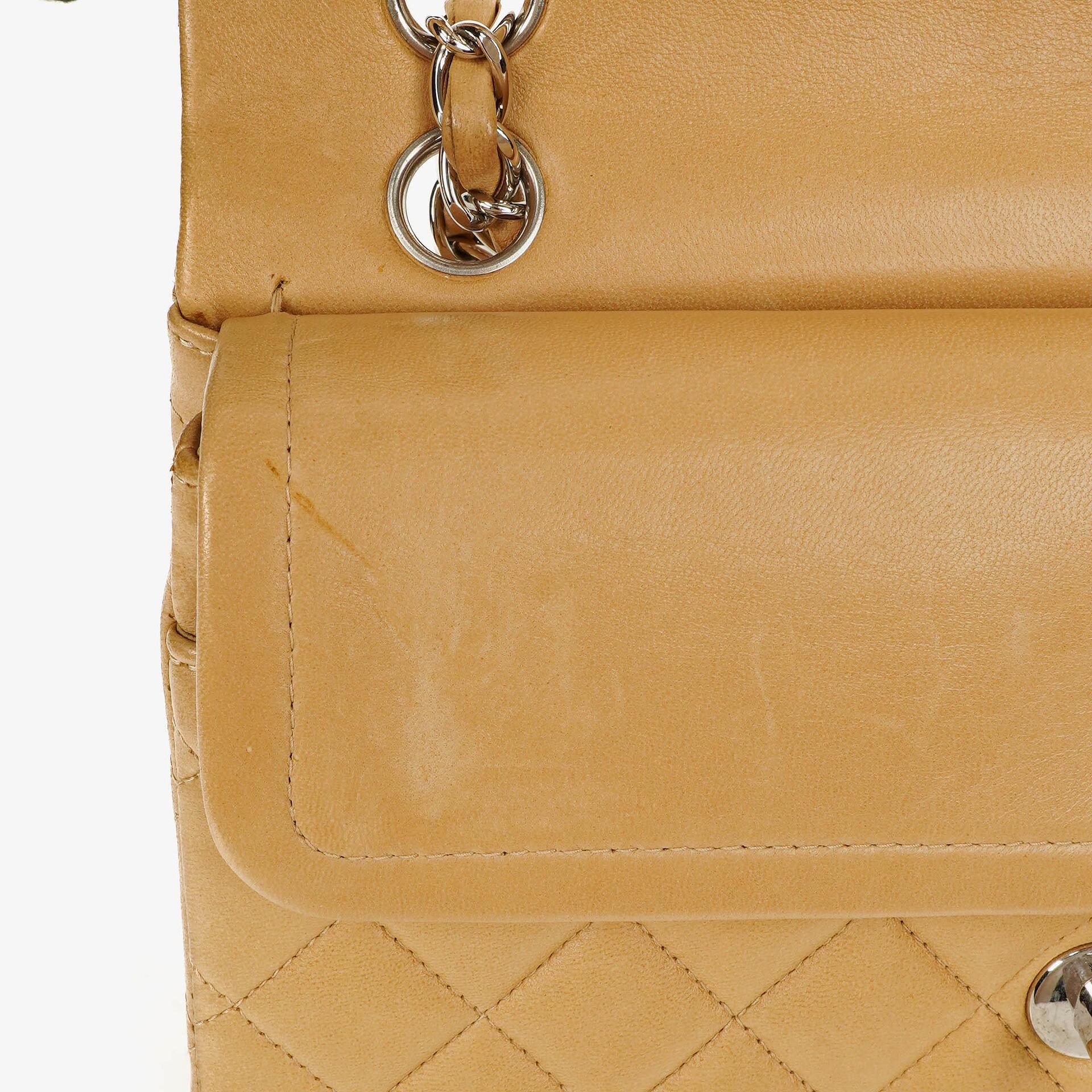 Chanel kleine Classic Double Flap Tasche aus beigem gestepptem Lammleder mit silberfarbener Hardware