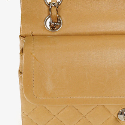 Chanel kleine Classic Double Flap Tasche aus beigem gestepptem Lammleder mit silberfarbener Hardware