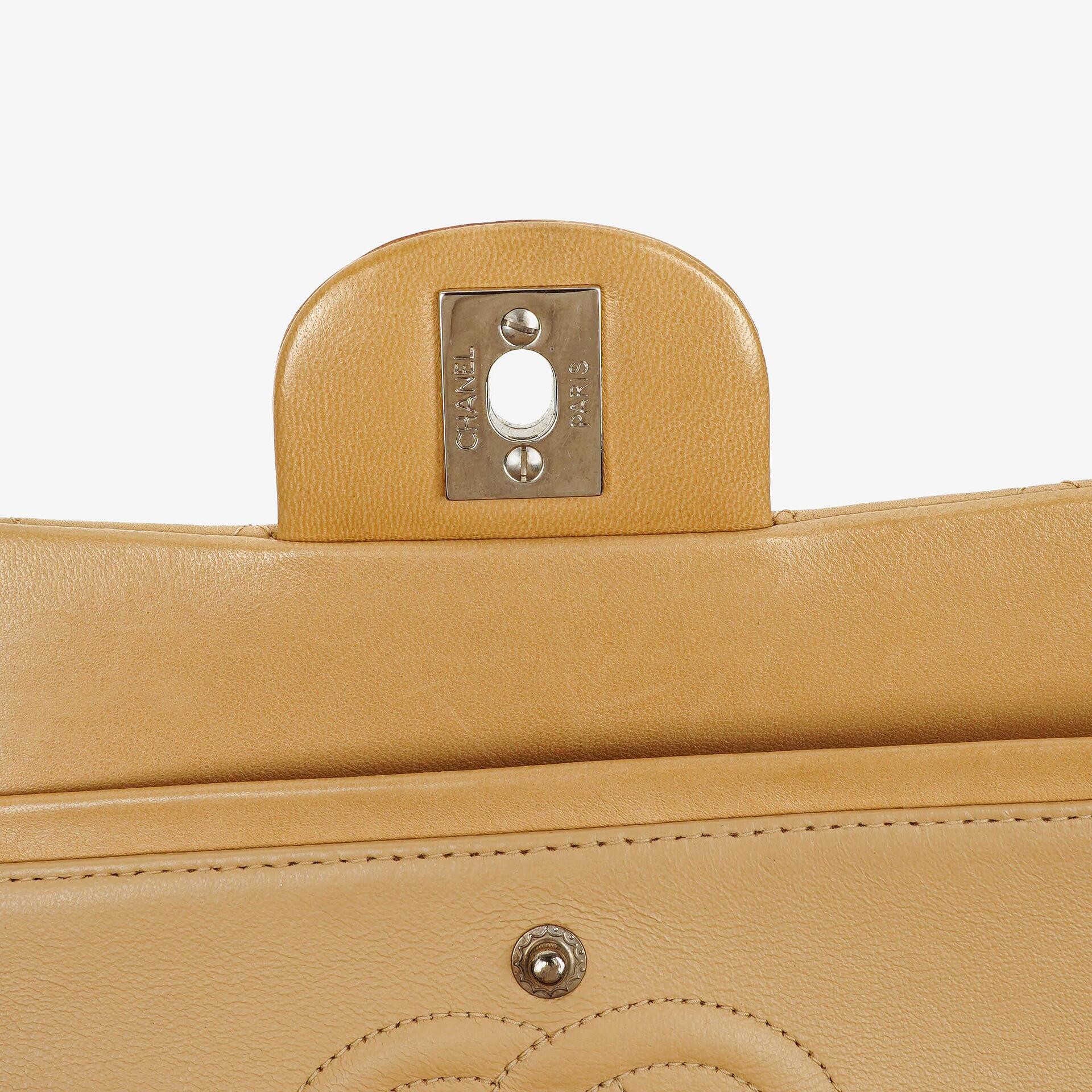 Chanel kleine Classic Double Flap Tasche aus beigem gestepptem Lammleder mit silberfarbener Hardware