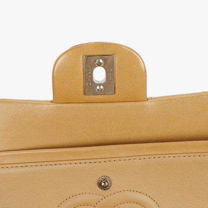 Chanel kleine Classic Double Flap Tasche aus beigem gestepptem Lammleder mit silberfarbener Hardware