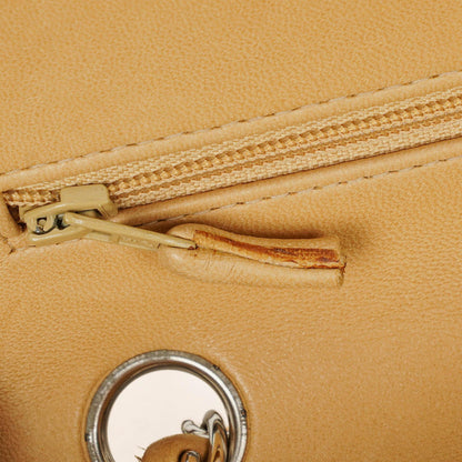 Chanel kleine Classic Double Flap Tasche aus beigem gestepptem Lammleder mit silberfarbener Hardware