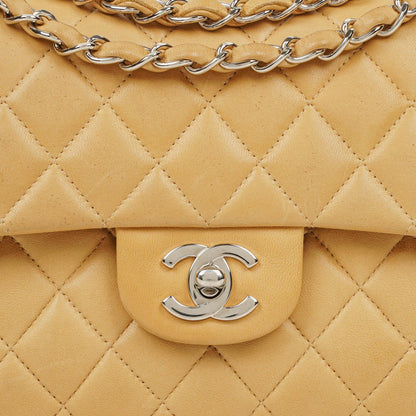 Chanel kleine Classic Double Flap Tasche aus beigem gestepptem Lammleder mit silberfarbener Hardware