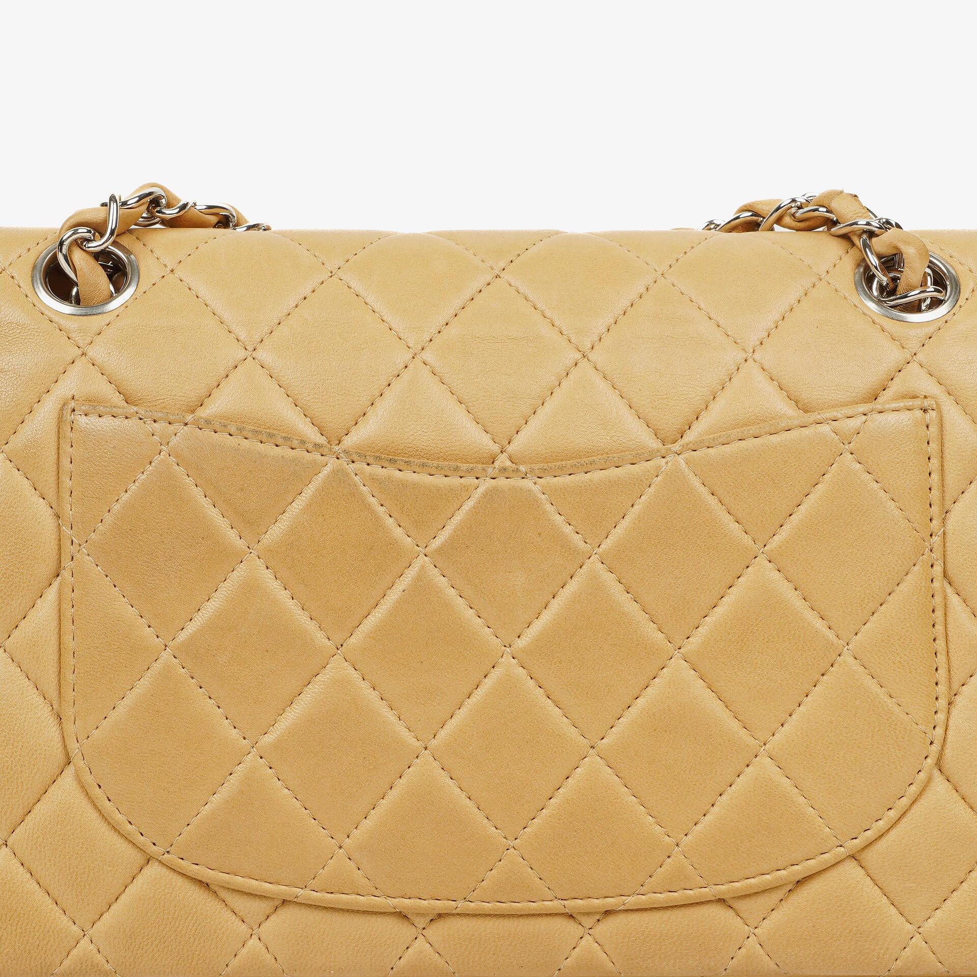 Chanel kleine Classic Double Flap Tasche aus beigem gestepptem Lammleder mit silberfarbener Hardware