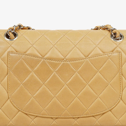 Chanel kleine Classic Double Flap Tasche aus beigem gestepptem Lammleder mit silberfarbener Hardware