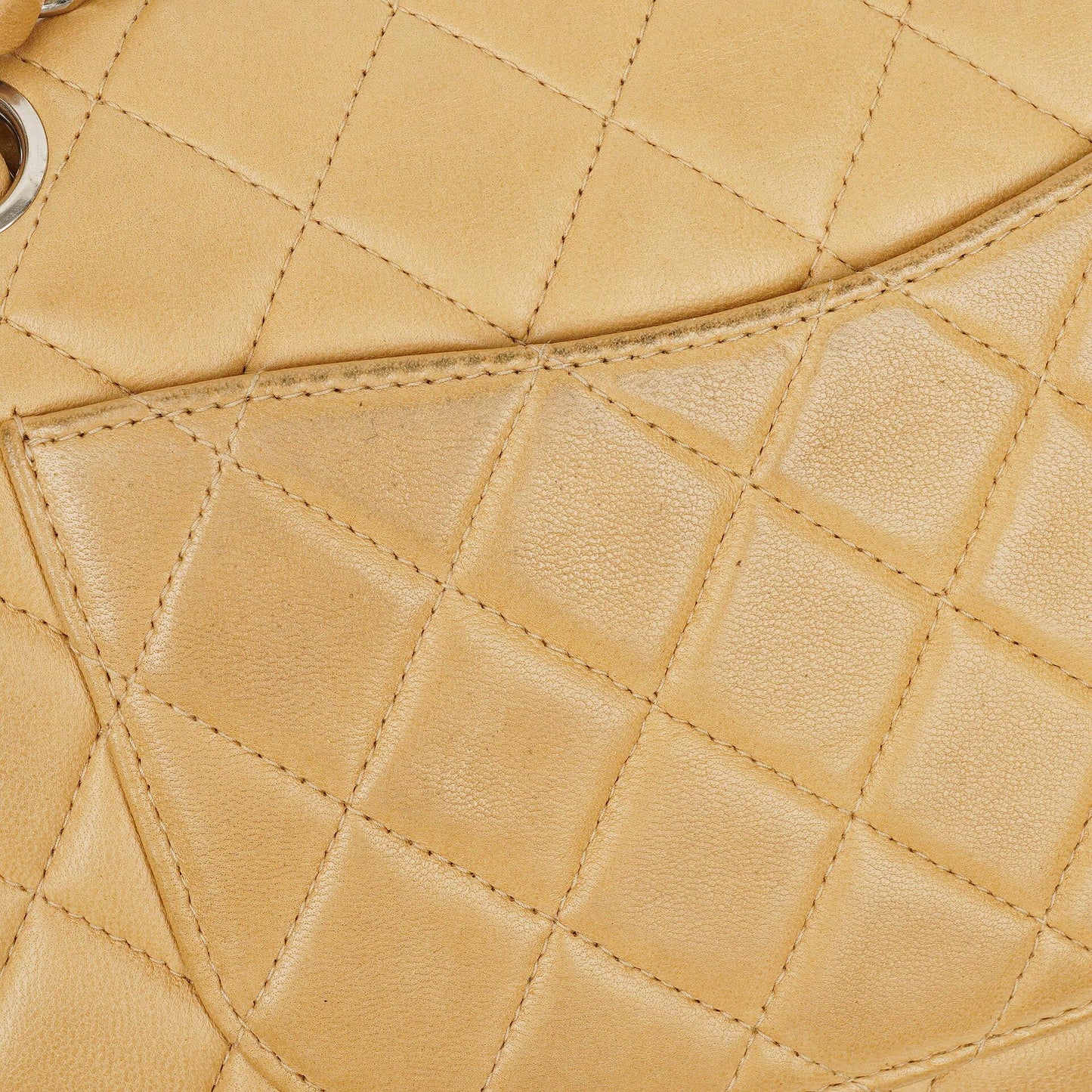 Chanel kleine Classic Double Flap Tasche aus beigem gestepptem Lammleder mit silberfarbener Hardware