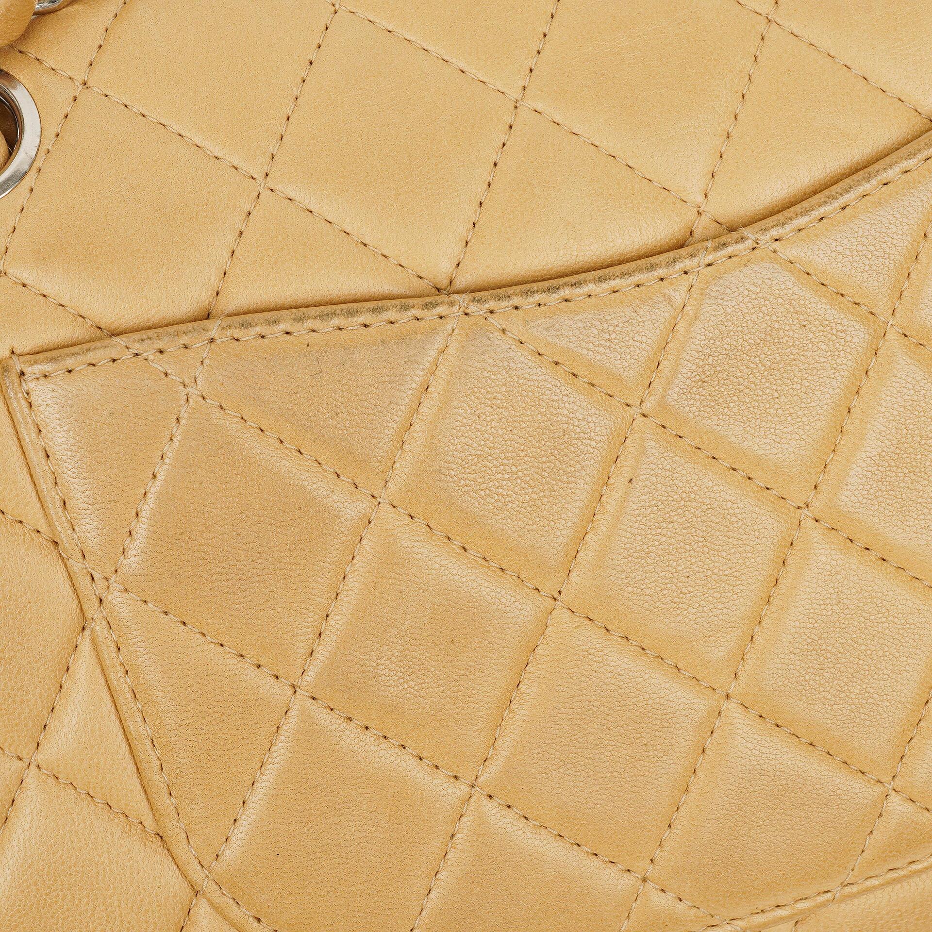 Chanel kleine Classic Double Flap Tasche aus beigem gestepptem Lammleder mit silberfarbener Hardware