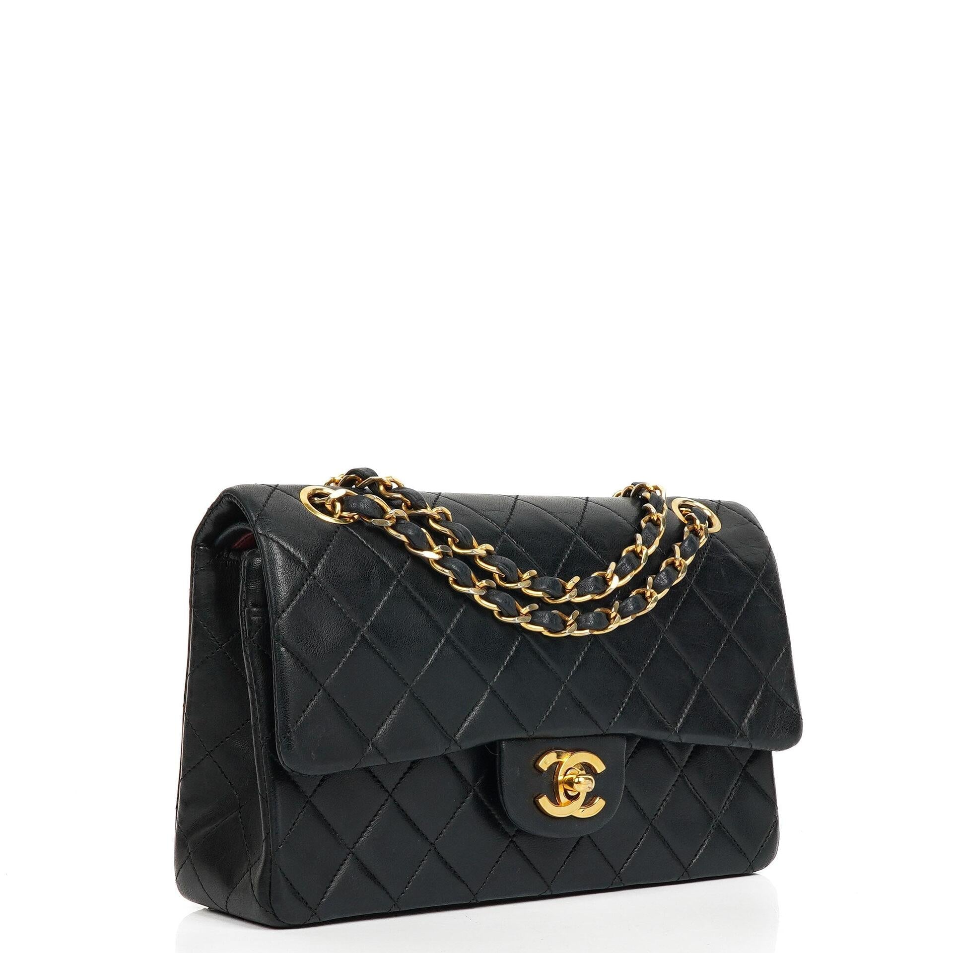 Chanel Small Classic Double Flap Bag aus schwarzem gestepptem Lammleder mit 24K vergoldeten Beschlägen