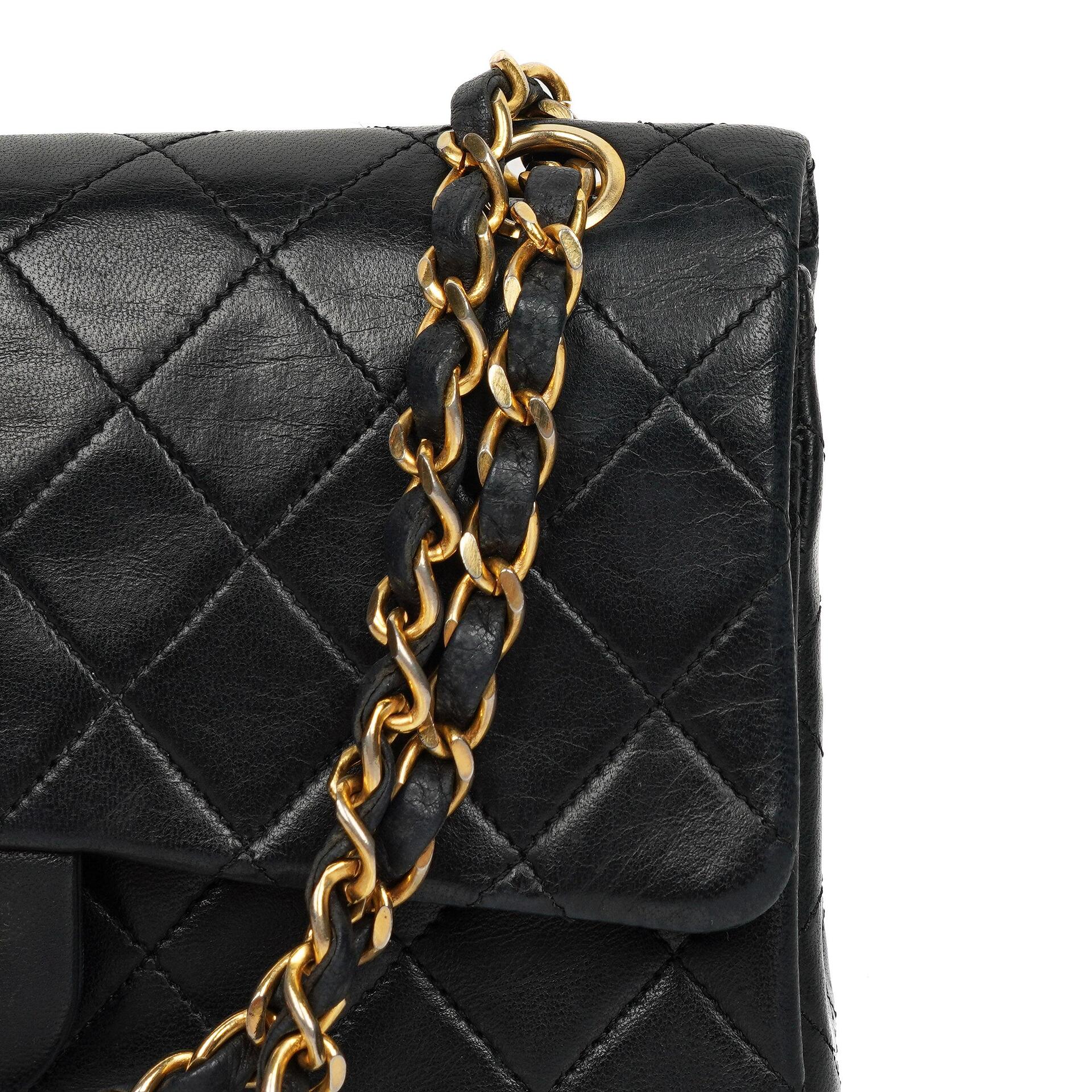 Chanel Small Classic Double Flap Bag aus schwarzem gestepptem Lammleder mit 24K vergoldeten Beschlägen