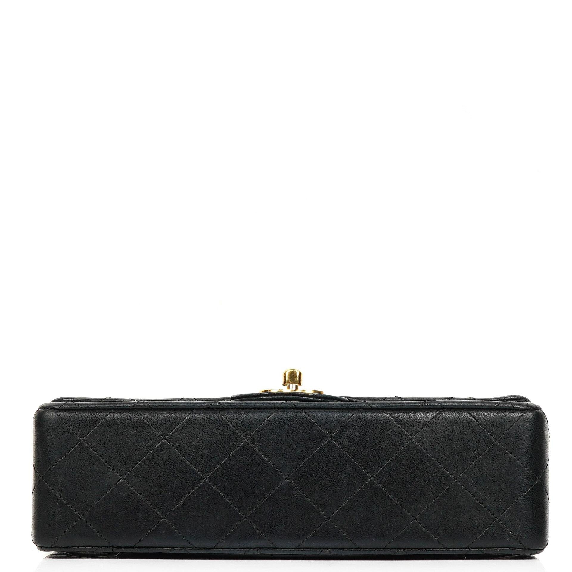 Chanel Small Classic Double Flap Bag aus schwarzem gestepptem Lammleder mit 24K vergoldeten Beschlägen