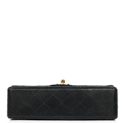 Chanel Small Classic Double Flap Bag aus schwarzem gestepptem Lammleder mit 24K vergoldeten Beschlägen