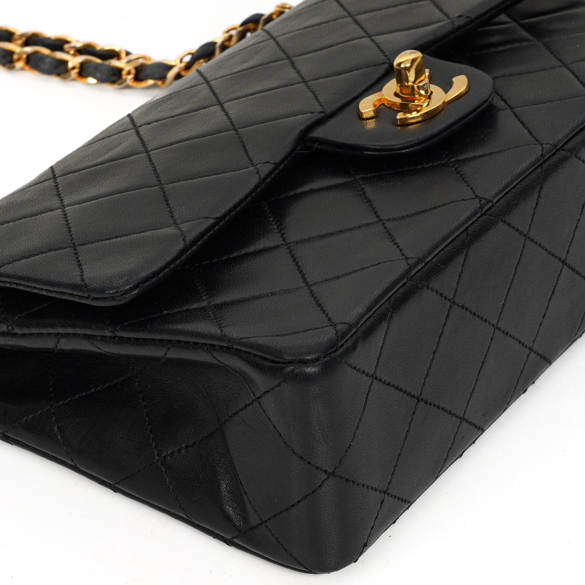 Chanel Small Classic Double Flap Bag aus schwarzem gestepptem Lammleder mit 24K vergoldeten Beschlägen