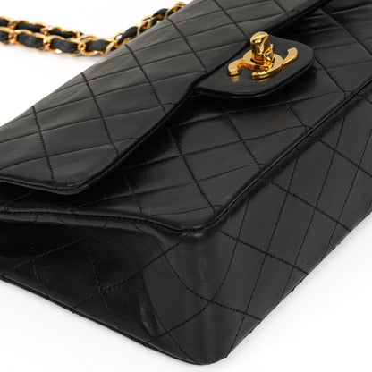 Chanel Small Classic Double Flap Bag aus schwarzem gestepptem Lammleder mit 24K vergoldeten Beschlägen