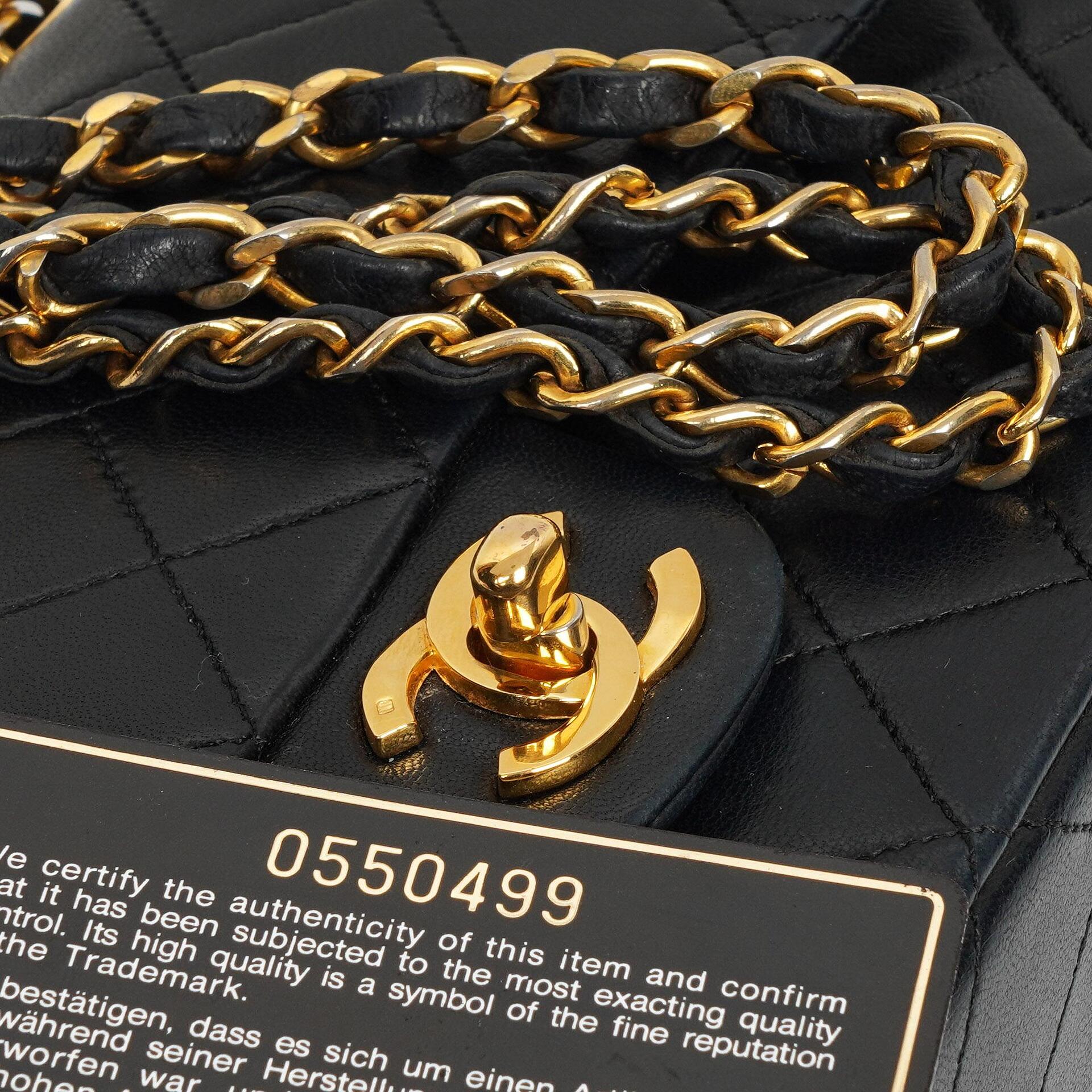 Chanel Small Classic Double Flap Bag aus schwarzem gestepptem Lammleder mit 24K vergoldeten Beschlägen